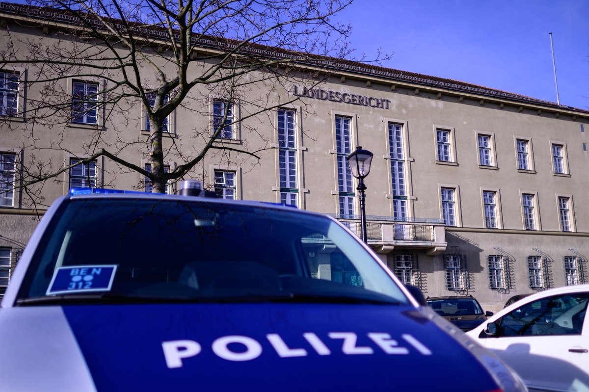 Przed sądem w austriackim Krems ruszył proces matki, która zamykała swojego 12-letniego syna w klatce dla psa i polewała zimną wodą. Chłopiec o mało nie umarł.
