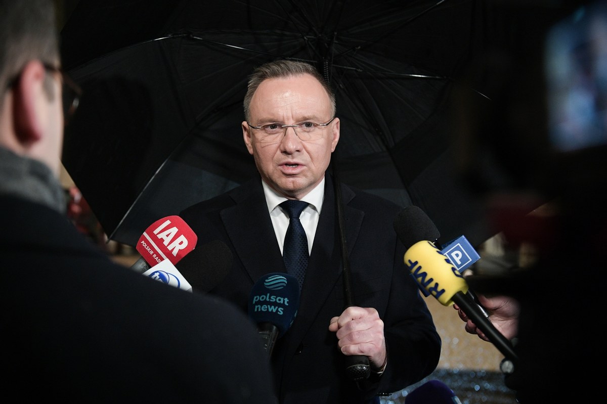 Mam nadzieję, że w najbliższym czasie wspólnymi siłami zdołamy przygotować istotne dostawy amunicji dla Ukrainy - powiedział w Paryżu prezydent Andrzej Duda. Poinformował, że podczas rozmów poświęconych wojnie w Ukrainie poruszono kwestię wsparcia w rozminowaniu, a także wysłania żołnierzy na Ukrainę. "Tutaj nie było absolutnie porozumienia" – podkreślił.