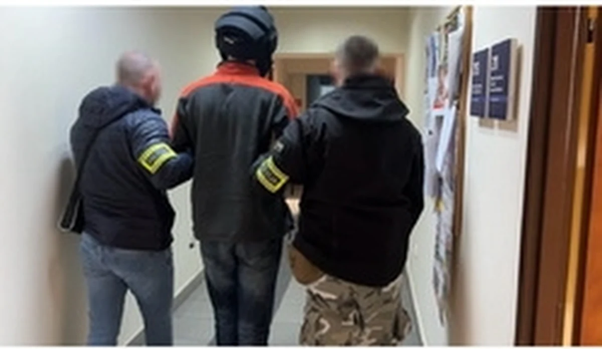 Atak paralizatorem na pracowników ochrony sądu w Jaworznie. Jeden z ochroniarzy stracił przytomność. Napastnik został zatrzymany przez policję i po postawieniu mu zarzutów sąd zdecydował o jego tymczasowym aresztowaniu.
