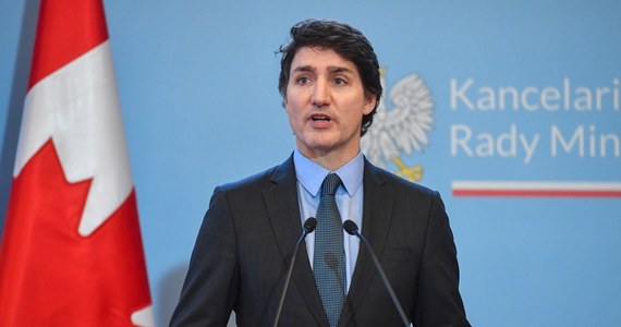 Justin Trudeau zaliczył fatalną wpadkę na konferencji prasowej w Polsce. "Rosja musi wygrać tę wojnę" - powiedział premier Kanady. I chociaż natychmiast poprawił swoje słowa, bardzo szybko zareagowała Rosja. "Justin, dziękuję za wsparcie" - napisała rzeczniczka rosyjskiego MSZ Maria Zacharowa.
