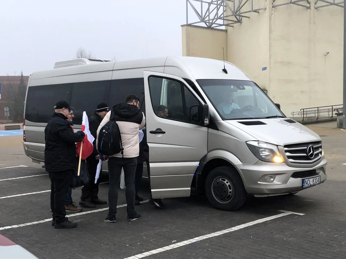 We wtorek w Warszawie odbędzie się gwiaździsty marsz rolników, którzy podobnie jak w czasie blokowania dróg protestować będą przeciwko zielonemu ładowi i sprowadzaniu produktów rolno-spożywczych z Ukrainy. Nie zabraknie tam rolników z Warmii i Mazur, którzy rano busami i autokarami ruszyli do stolicy.