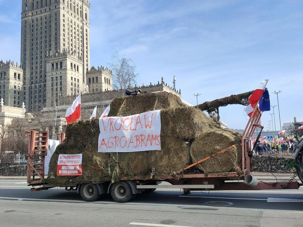 Rolnicy protestują w Warszawie. W centrum zobaczyć można różne transparenty i instalacje