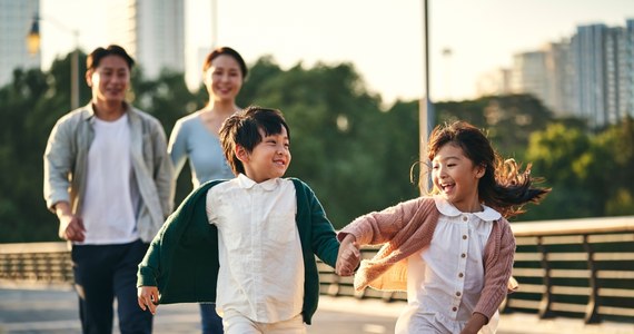 W Japonii w 2023 roku liczba ludności zmniejszyła się o rekordowe 831,8 tys. w porównaniu z rokiem poprzednim – wynika z danych ministerstwa zdrowia, opublikowanych we wtorek. Resort ocenił sytuację demograficzną kraju jako "krytyczną".