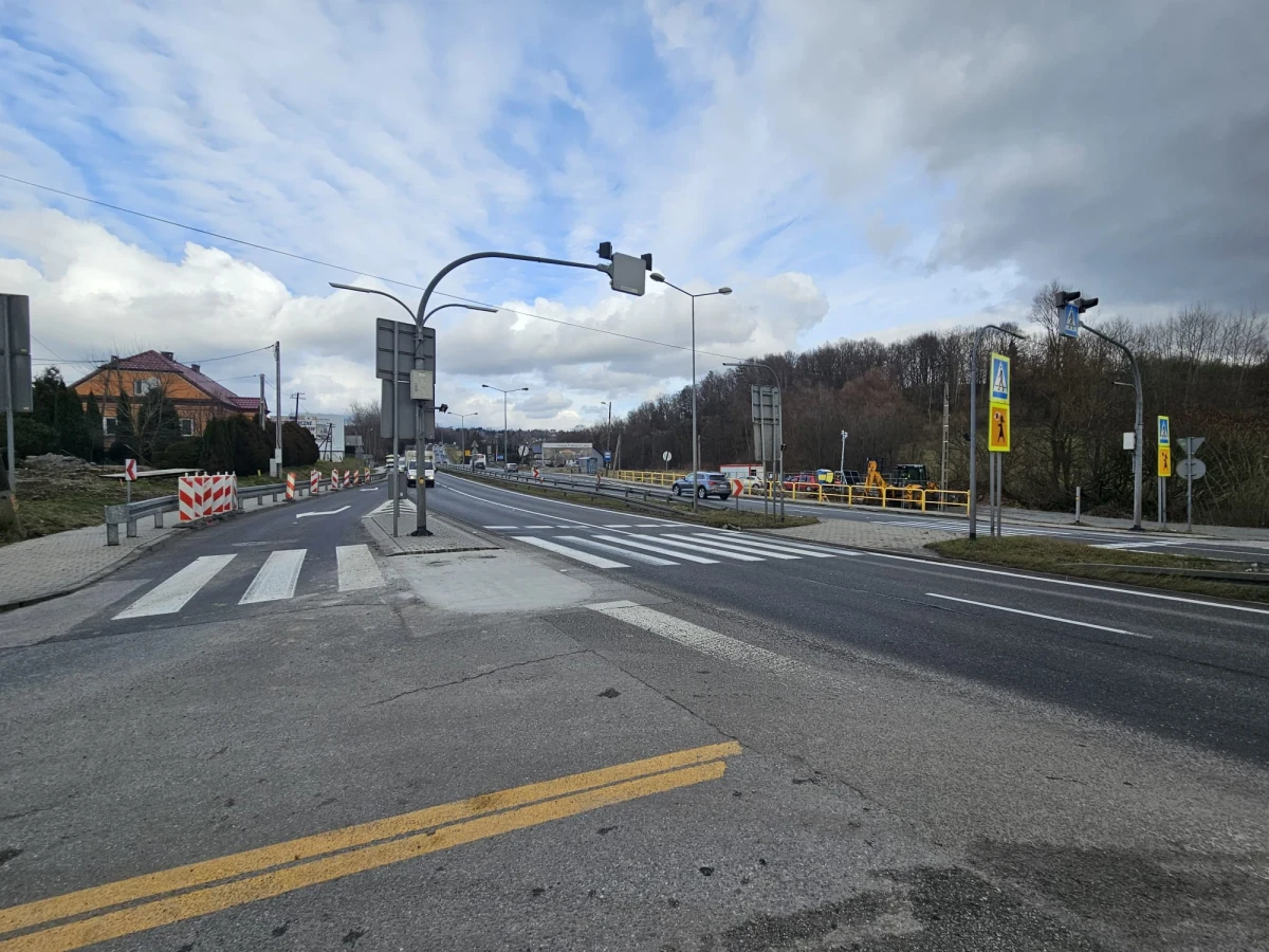 Uwaga kierowcy! Utrudnienia na Zakopiance w Mogilanach. Z końcem tygodnia ruszą prace przy budowie podpory kładki dla pieszych, która ma stanąć w pasie rozdzielającym jezdnie, ale już w środę drogowcy przystąpią do malowania na jezdni nowego oznakowania i ustawiania barier.