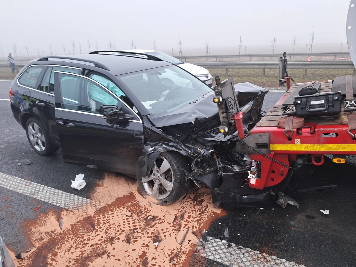 Pięć osób zostało poszkodowanych w karambolu na trasie ekspresowej między Lesznem a Śmiglem w Wielkopolsce. Zderzyło się tam sześć samochodów osobowych. To już kolejny wypadek tego dnia w tym miejscu.