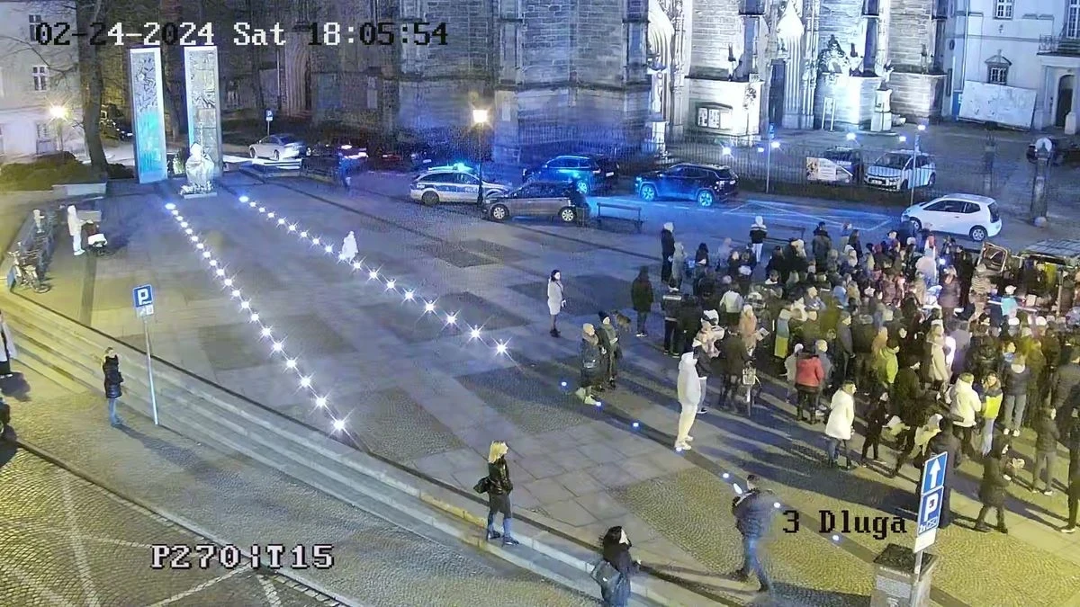 W Świdnicy na Dolnym Śląsku policjanci po pościgu zatrzymali kierowcę, który uciekając audi przed kontrolą drogową uszkodził 4 samochody i najeżdżał na chodniki. Po uderzeniu w radiowóz porzucił własne auto i dalej uciekał pieszo.


