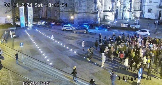 W Świdnicy na Dolnym Śląsku policjanci po pościgu zatrzymali kierowcę, który uciekając audi przed kontrolą drogową uszkodził 4 samochody i najeżdżał na chodniki. Po uderzeniu w radiowóz porzucił własne auto i dalej uciekał pieszo.


