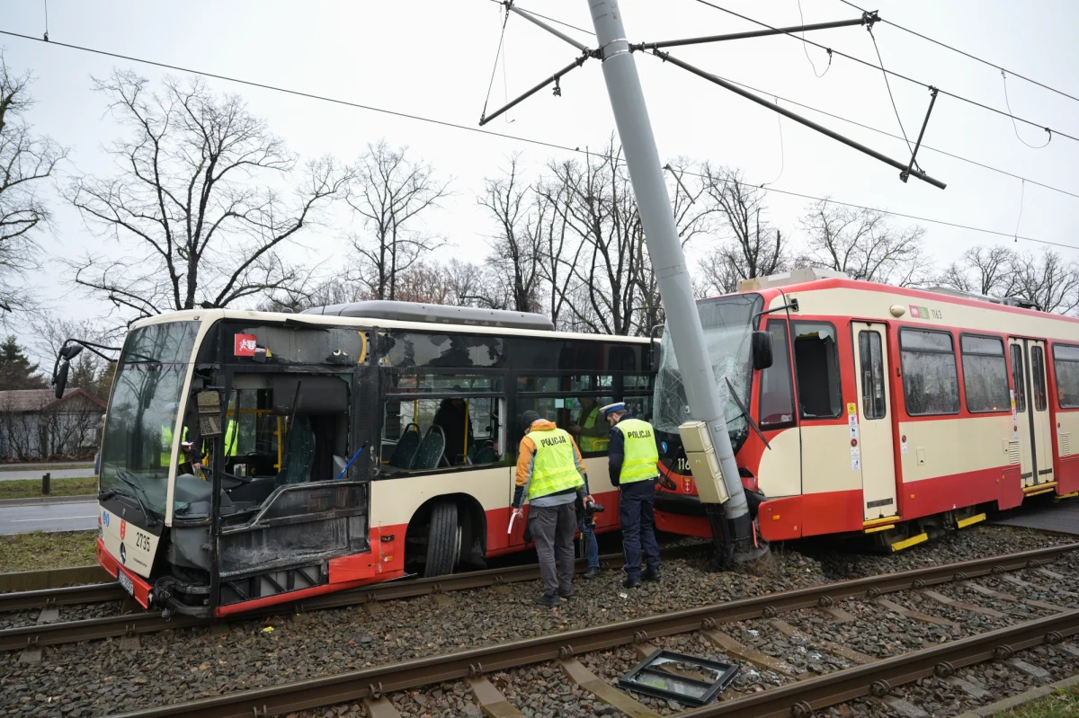Poważny wypadek na al. Hallera w Gdańsku. 15 osób zostało rannych w zderzeniu autobusu z tramwajem.