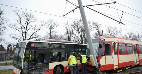 Poważny wypadek na al. Hallera w Gdańsku. 15 osób zostało rannych w zderzeniu autobusu z tramwajem.