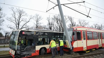 Zderzenie autobusu z tramwajem w Gdańsku. 15 osób poszkodowanych