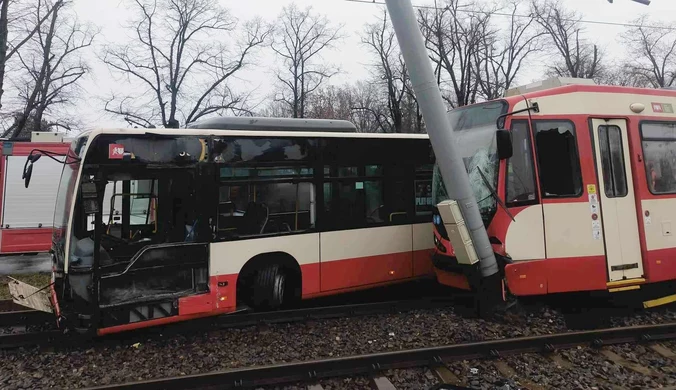 Zderzenie autobusu z tramwajem w Gdańsku. Wielu rannych