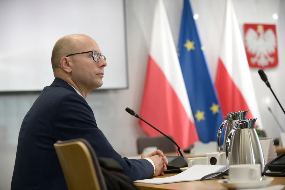 Były konsul generalny Polski w Mumbaju Damian Irzyk mówił we wtorek podczas przesłuchania przed komisją śledczą ds. afery wizowej, że otrzymywał maile na temat przyjęcia grup aplikantów wizowych ze względu na produkcje filmowe realizowane w Polsce. Jedna grupa liczyła 13 osób, a druga 83. „Próbowano wywierać na mnie nacisk, ale nie podejmowałem żadnych decyzji pod jego wpływem” – dodał.