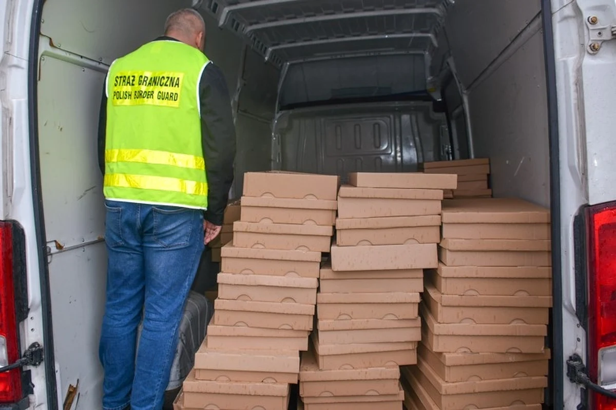 W trakcie rutynowej kontroli, strażnicy graniczni z Braniewa w Warmińsko-Mazurskiem, znaleźli nietypowy transport "pizzy". Bagażnik samochodu dostawczego był wypełniony pudełkami, w których znajdowały się papierosy bez akcyzy. Wartość całego nielegalnego ładunku wynosi ponad 500 tys. złotych. 47-letni kierowca nie uniknie wysokiej grzywny. 