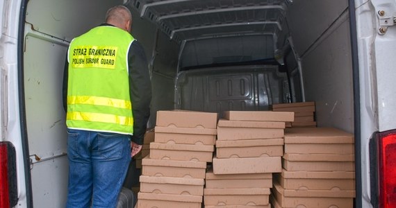 W trakcie rutynowej kontroli, strażnicy graniczni z Braniewa w Warmińsko-Mazurskiem, znaleźli nietypowy transport "pizzy". Bagażnik samochodu dostawczego był wypełniony pudełkami, w których znajdowały się papierosy bez akcyzy. Wartość całego nielegalnego ładunku wynosi ponad 500 tys. złotych. 47-letni kierowca nie uniknie wysokiej grzywny. 