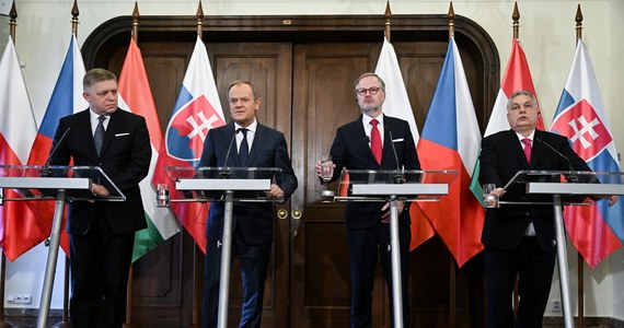 Wszystkie cztery kraje Grupy Wyszehradzkiej będą uczestniczyć w pomocy Ukrainie, ale różni się forma tego wsparcia. Węgry i Słowacja będą wspierać walczący kraj - finansowo i humanitarnie, ale nie militarnie. Polska i Czechy deklarują dalsze, pełne wsparcie. To wnioski z zakończonego właśnie w Pradze szczytu Grupy Wyszehradzkiej. 