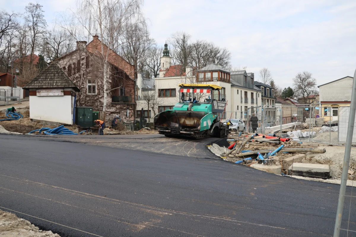 W środę (28 lutego) zakończone zostaną prace na skrzyżowaniu ulic: Tadeusza Kościuszki, Królowej Jadwigi i Księcia Józefa. Jak zapowiada Zarząd Dróg Miasta Krakowa w południe przywrócona zostanie wcześniejsza organizacja ruchu w tym miejscu. Kierowcom łatwiej będzie zatem dojechać na północ miasta. 