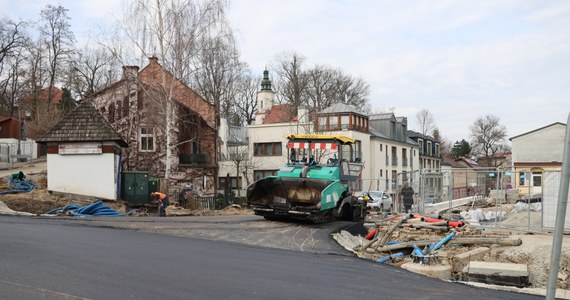 W środę (28 lutego) zakończone zostaną prace na skrzyżowaniu ulic: Tadeusza Kościuszki, Królowej Jadwigi i Księcia Józefa. Jak zapowiada Zarząd Dróg Miasta Krakowa w południe przywrócona zostanie wcześniejsza organizacja ruchu w tym miejscu. Kierowcom łatwiej będzie zatem dojechać na północ miasta. 