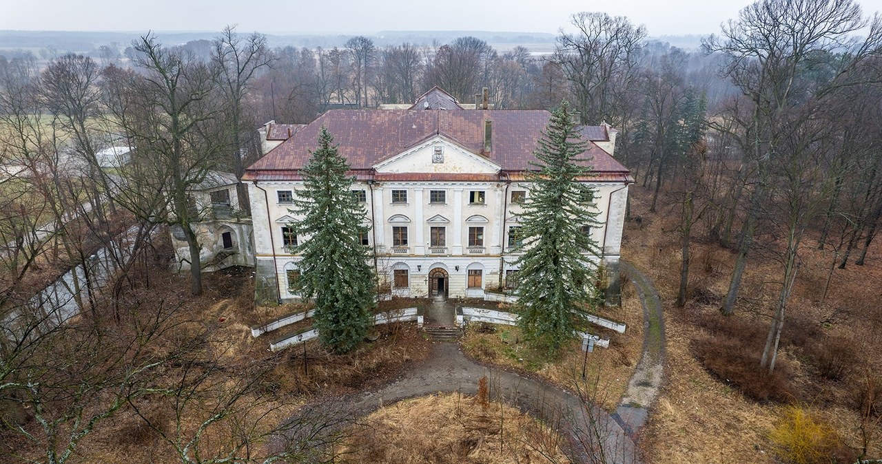 Zabytkowy, pałac, Koniecpolu, wraz, przylegającym, niego, parkiem, został, wystawiony, sprzedaż, jeden, najstarszych, jednocześn Pałac w Koniecpolu znowu trafił pod młotek. Kiedyś na jego miejscu stał zamek