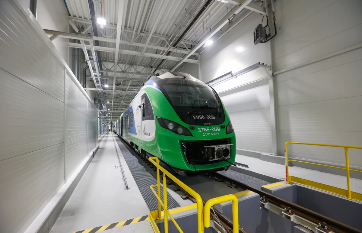 Samorząd Podkarpacia przekazał spółce Polregio nową halę, w której serwisowane będą wagony pociągów kursujących na trasach regionalnych. Nowa hala jest połączona systemem rozjazdów ze stacją Rzeszów Staroniwa i jest najnowocześniejszym obiektem tego typu w południowej Polsce. 