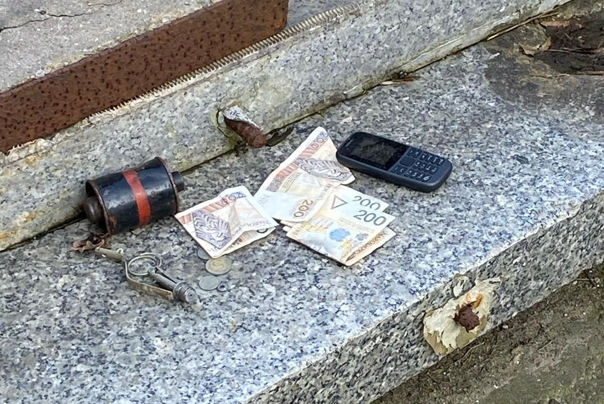 Warszawscy drogowcy poinformowali, że w jednym z odholowanych samochodów znaleźli granat. Na szczęście okazał się granatem ćwiczebnym, ale saperzy odkryli w nim także prawie tysiąc złotych w gotówce. 
