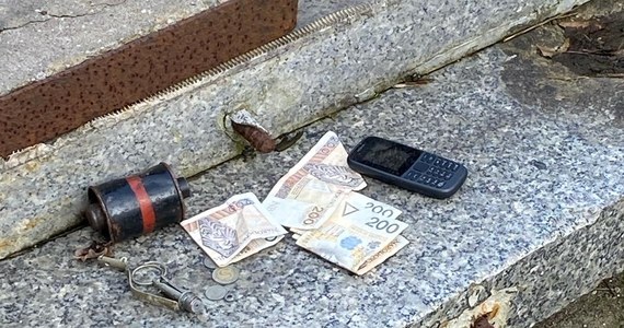 Warszawscy drogowcy poinformowali, że w jednym z odholowanych samochodów znaleźli granat. Na szczęście okazał się granatem ćwiczebnym, ale saperzy odkryli w nim także prawie tysiąc złotych w gotówce. 
