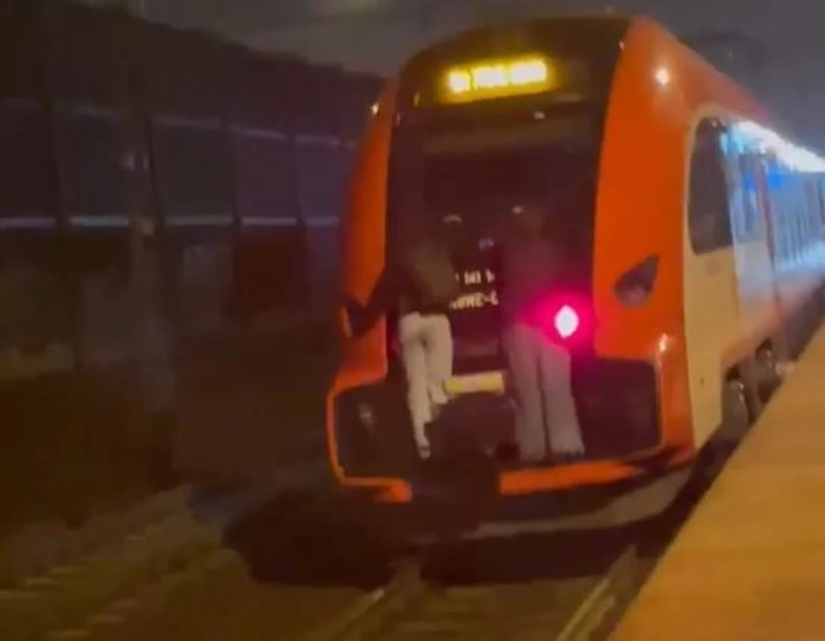 Motorniczowie poznańskiego MPK apelują o zgłaszanie niebezpiecznych sytuacji w pojazdach. W mediach społecznościowych pojawiły się filmiki, na których młodzież jedzie na tramwaju, trzymając się tylnej szyby. Takie zachowania mogą skończyć się tragicznie.