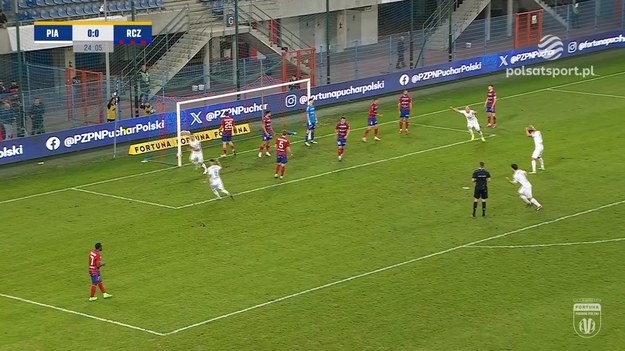 Piast Gliwice objął prowadzenie w 25. minucie domowego spotkania ćwierćfinału Fortuna Pucharu Polski z Rakowem Częstochowa. Gola dla gospodarzy strzelił Tomas Huk.