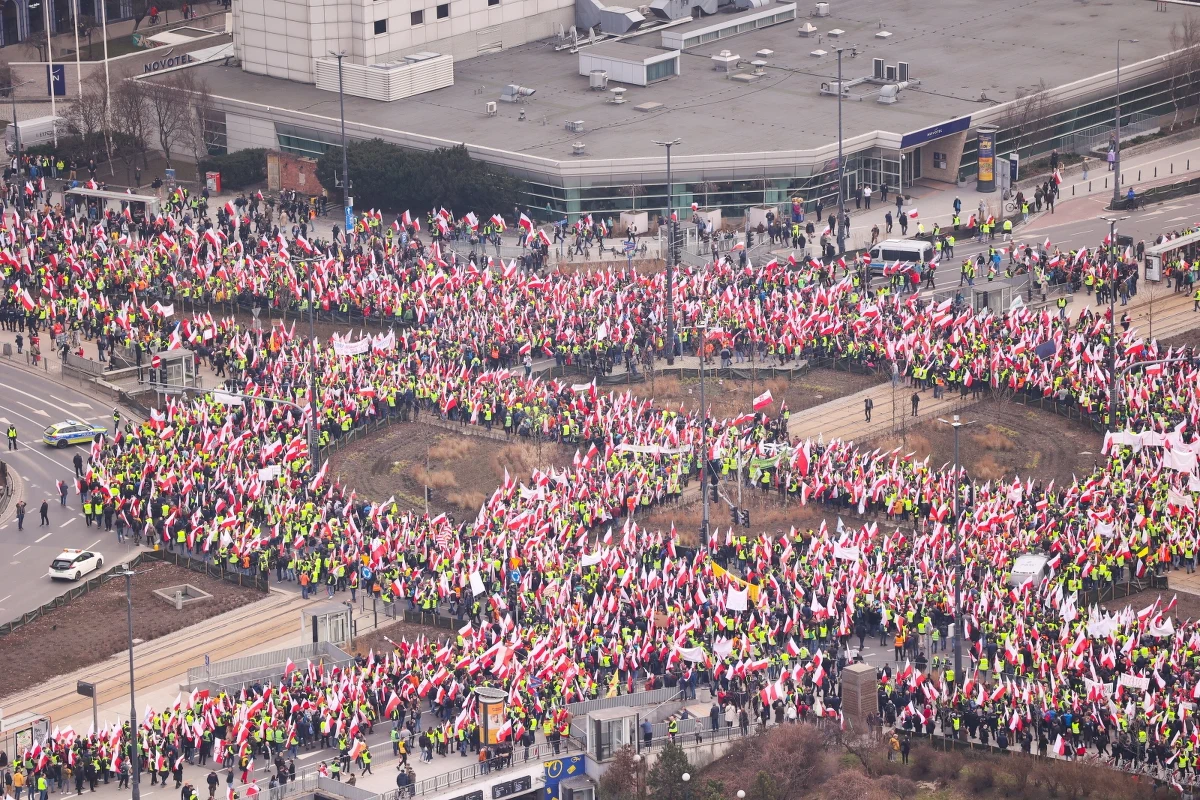 Decyzje i polityka Unii Europejskiej, działania poprzedniego rządu, skutki rosyjskiej agresji na Ukrainę i nieuczciwa konkurencja rolnictwa ukraińskiego - to główne przyczyny problemów polskich rolników - wynika z najnowszego sondażu United Surveys dla RMF FM i "Dziennika Gazety Prawnej". Zdaniem około 10 proc. ankietowanych rolnicy sami sobie są winni.