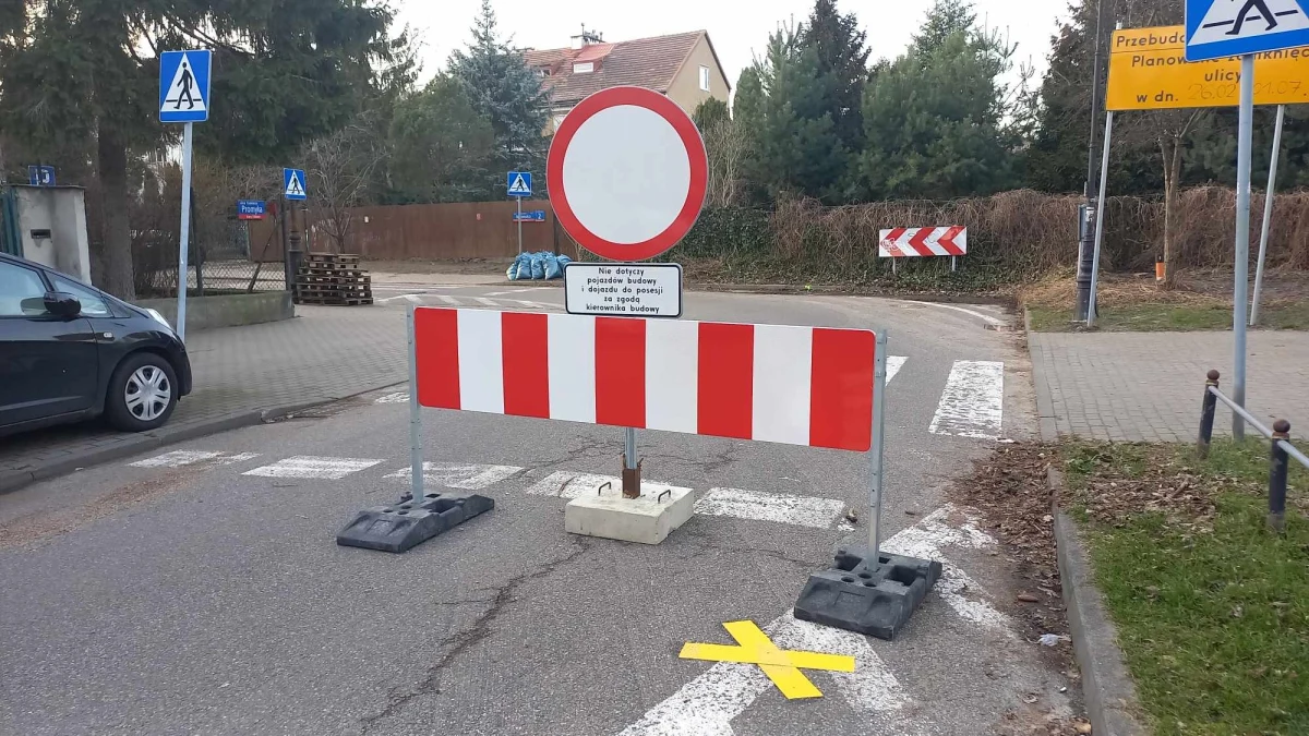 Nowy asfalt, chodniki oraz inwentaryzacja zieleni. Takie zmiany czekają ulicę Bohomolca na warszawskim Żoliborzu, ponieważ zaczyna się jej remont. Inwestycja będzie kosztować władze miasta niemalże 3 mln złotych. Roboty mają potrwać do końca lipca.