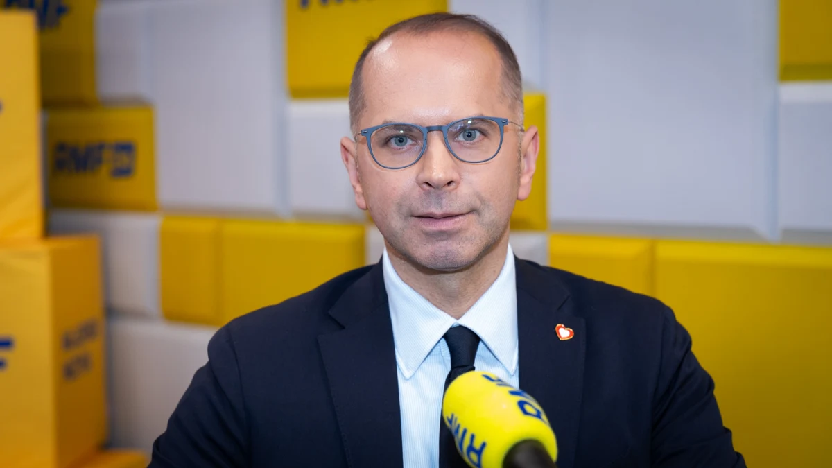 Nawet ok. miliona złotych mogła wynieść w sumie łapówka, jaką przyjął Edgar Kobos (współpracownik b. wiceszefa MSZ Piotra Wawrzyka - przyp. RMF FM) za wydanie polskiej wizy 607 osobom – oświadczył Michał Szczerba w Popołudniowej rozmowie w RMF FM. „To są dane, które są już potwierdzone w zarzucie karnym” – przypomniał przewodniczący sejmowej komisji śledczej badającej aferę wizową. To - jak mówił - jest jeden wątek afery korupcyjnej wokół Piotra Wawrzyka, drugi dotyczy blisko 84 tys. osób. „Nagle kilkadziesiąt tysięcy ludzi wyparowało. Prawdopodobnie mieliśmy do czynienia z gigantycznym kanałem przerzutowym" - stwierdził.