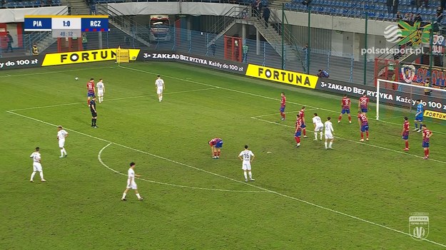 Piast Gliwice podwyższył prowadzenie w 49. minucie domowego spotkania ćwierćfinału Fortuna Pucharu Polski z Rakowem Częstochowa. Gola dla gospodarzy strzelił Jakub Czerwiński.