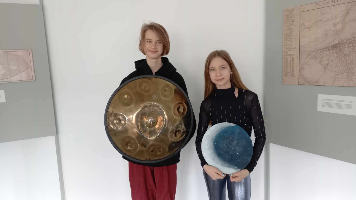 Twórczość warszawskiej młodzieży leci w kosmos! Chodzi o obraz i utwór muzyczny, które w cyfrowych wersjach zostaną wyniesione na Księżyc przez rakietę SpaceX Falcon. Projekt organizowany jest przez firmę Copernic Space, której założycielką jest polka Eva Blaisdell (znana jako Lady Rocket).