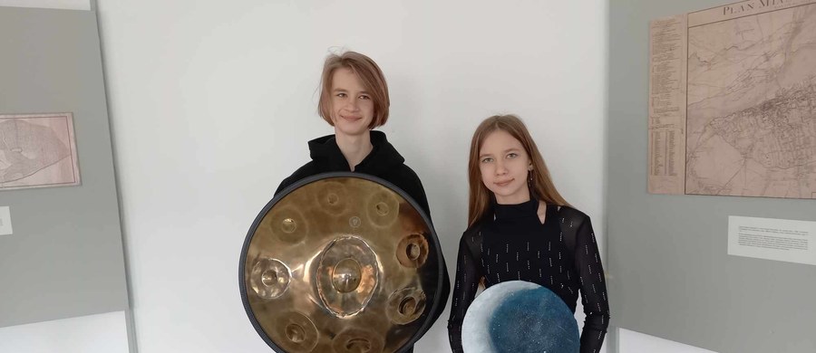 Twórczość warszawskiej młodzieży leci w kosmos! Chodzi o obraz i utwór muzyczny, które w cyfrowych wersjach zostaną wyniesione na Księżyc przez rakietę SpaceX Falcon. Projekt organizowany jest przez firmę Copernic Space, której założycielką jest polka Eva Blaisdell (znana jako Lady Rocket).