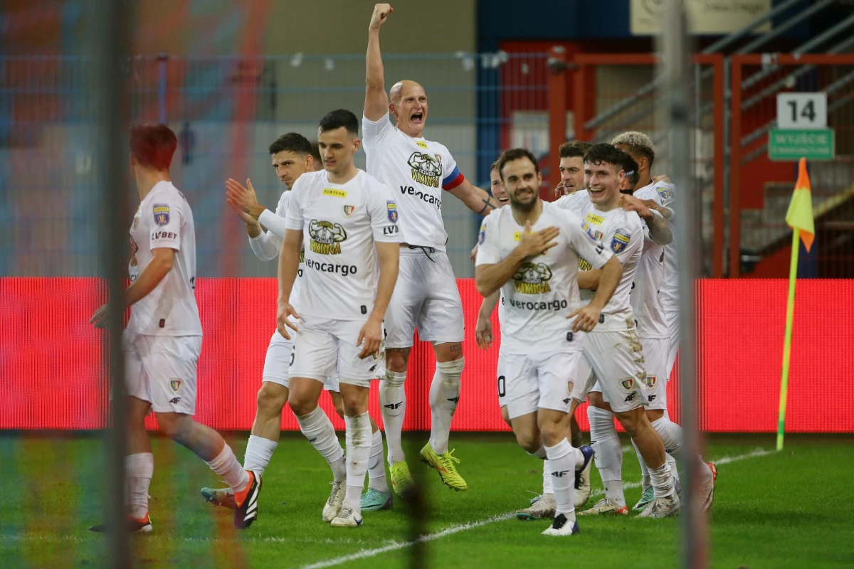 Piast Gliwice pokonał Raków Częstochowa 3:0 w ćwierćfinale piłkarskiego Pucharu Polski. Gole dla drużyny Aleksandara Vukovicia strzelili Tomas Huk, Jakub Czerwiński i Jorge Felix.