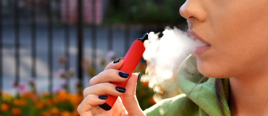 Prawie połowa uczniów korzysta z e-papierosów, a co trzeci z nich robi to, by zmniejszyć stres. Takie są wnioski z badań przeprowadzonych wśród uczniów ze Szczecina przez Stowarzyszenie Walki z Rakiem Płuca.