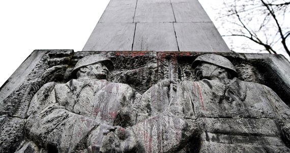 Pomnik Wdzięczności Armii Radzieckiej na razie zostaje na dotychczasowym miejscu - taką decyzję podjęli radni Rzeszowa, podczas sesji. Chociaż wiele mówiono o przenosinach pomnika, wskazano nawet miejsce, to  pojawiły się głosy sprzeciwu. Co ciekawe, wszyscy są zgodni w tym, że monument powinno się usunąć.