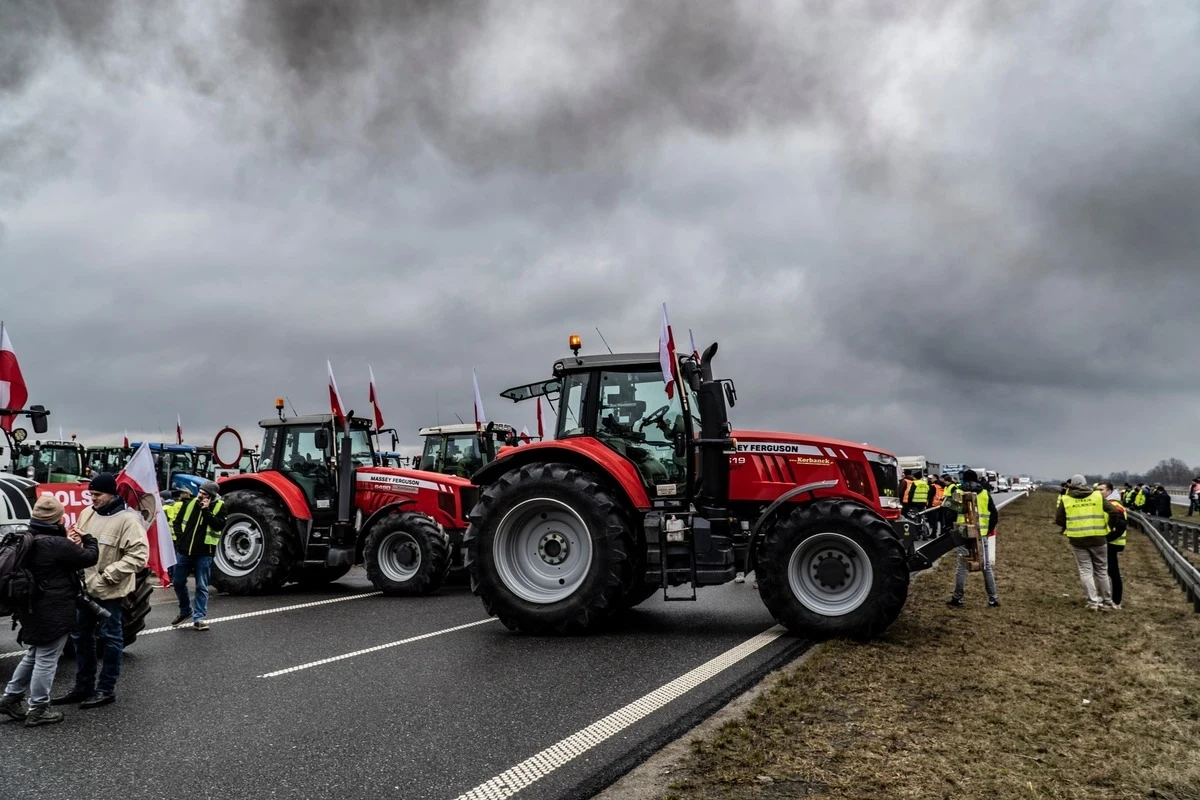 Całodobową blokadę na trasie S7 rozpoczną w środowy poranek protestujący rolnicy.