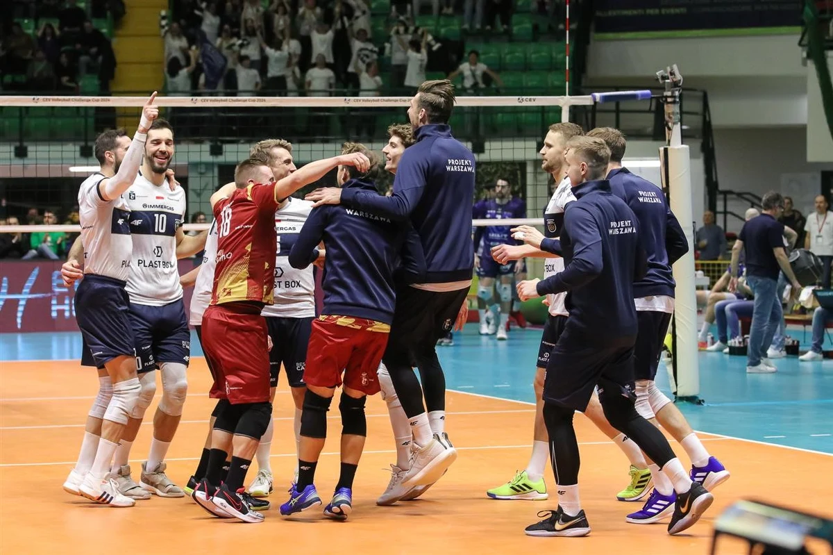 Siatkarze Projektu pokonali na wyjeździe Mint Vero Volley Monza 3:1 (27:25, 25:16, 17:25, 25:22) w rewanżowym meczu finałowym Pucharu Challenge. Warszawianie pierwsze spotkanie u siebie również wygrali 3:1, więc już dwa sety im wystarczyły, by cieszyć się z trofeum.
