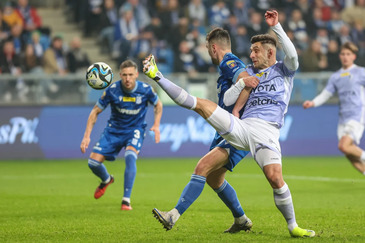 Bramka Joao Gamboi na minutę przed zakończeniem dogrywki zapewniła awans Pogoni do półfinału Pucharu Polski. Lechici przez większość spotkania byli zespołem przeważającym, stworzyli więcej sytuacji, ale zabrakło im skuteczności i dokładności pod bramką przeciwnika.