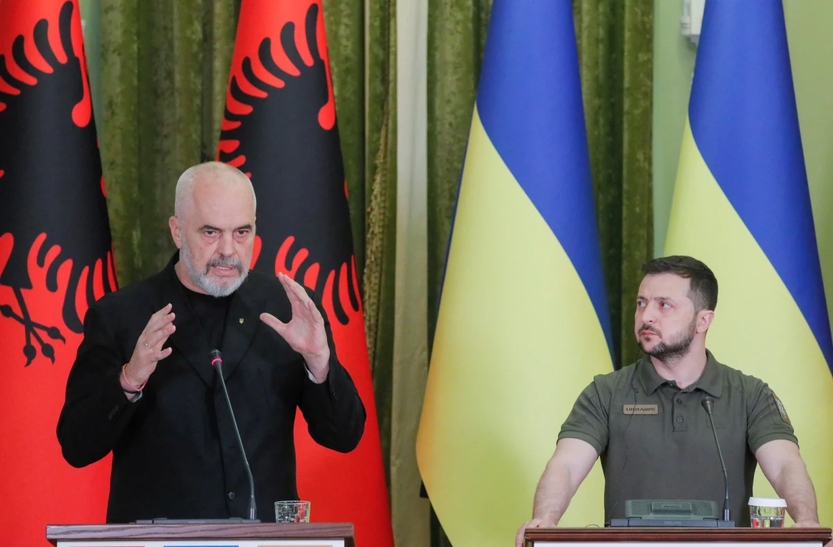 ​Prezydent Ukrainy Wołodymyr Zełenski we wtorek wieczorem przybył do Albanii, aby wziąć udział w konferencji dotyczącej bezpieczeństwa, to jego pierwsza podróż do tego bałkańskiego kraju - poinformowała AFP.