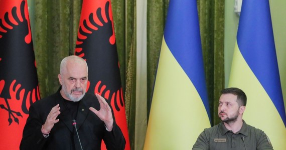 ​Prezydent Ukrainy Wołodymyr Zełenski we wtorek wieczorem przybył do Albanii, aby wziąć udział w konferencji dotyczącej bezpieczeństwa, to jego pierwsza podróż do tego bałkańskiego kraju - poinformowała AFP.