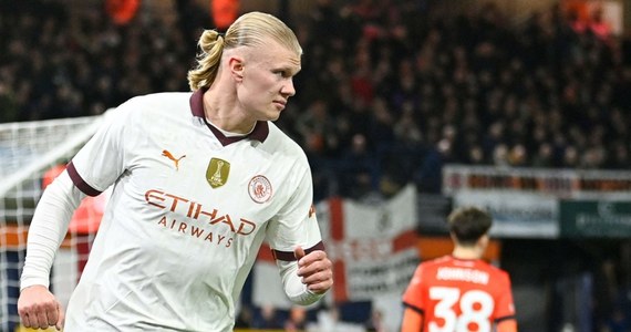 Erling Haaland zdobył pięć bramek dla broniącego trofeum Manchesteru City, który wygrał na wyjeździe 6:2 z Luton Town w 1/8 finału piłkarskiego Pucharu Anglii. Przy czterech trafieniach norweskiego napastnika asysty zaliczył Belg Kevin De Bruyne.