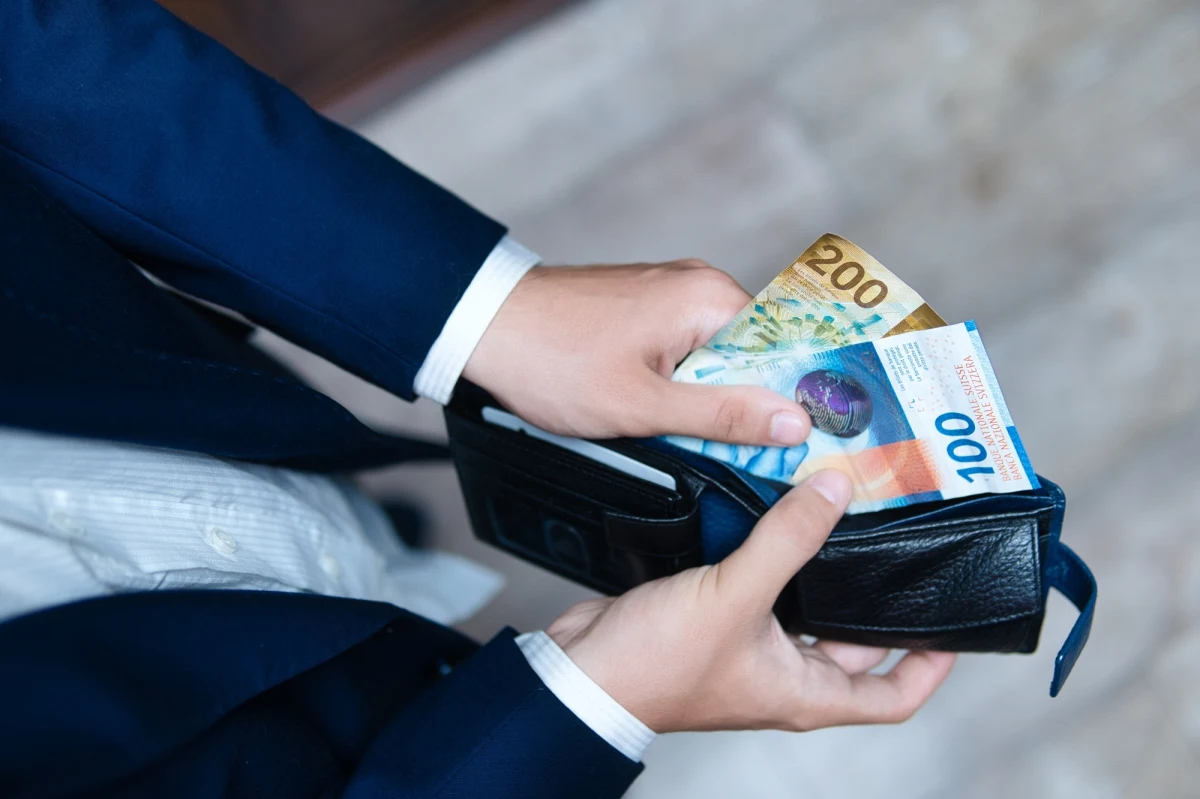 Około 30 tys. pracowników miejskich Zurychu otrzymało w lutym dwukrotnie pensję. Ich radość nie trwała jednak długo, ponieważ szybko zostali wezwani do zwrotu nadwyżki. Jak się okazało, dodatkowy przelew był spowodowany błędem technicznym. 