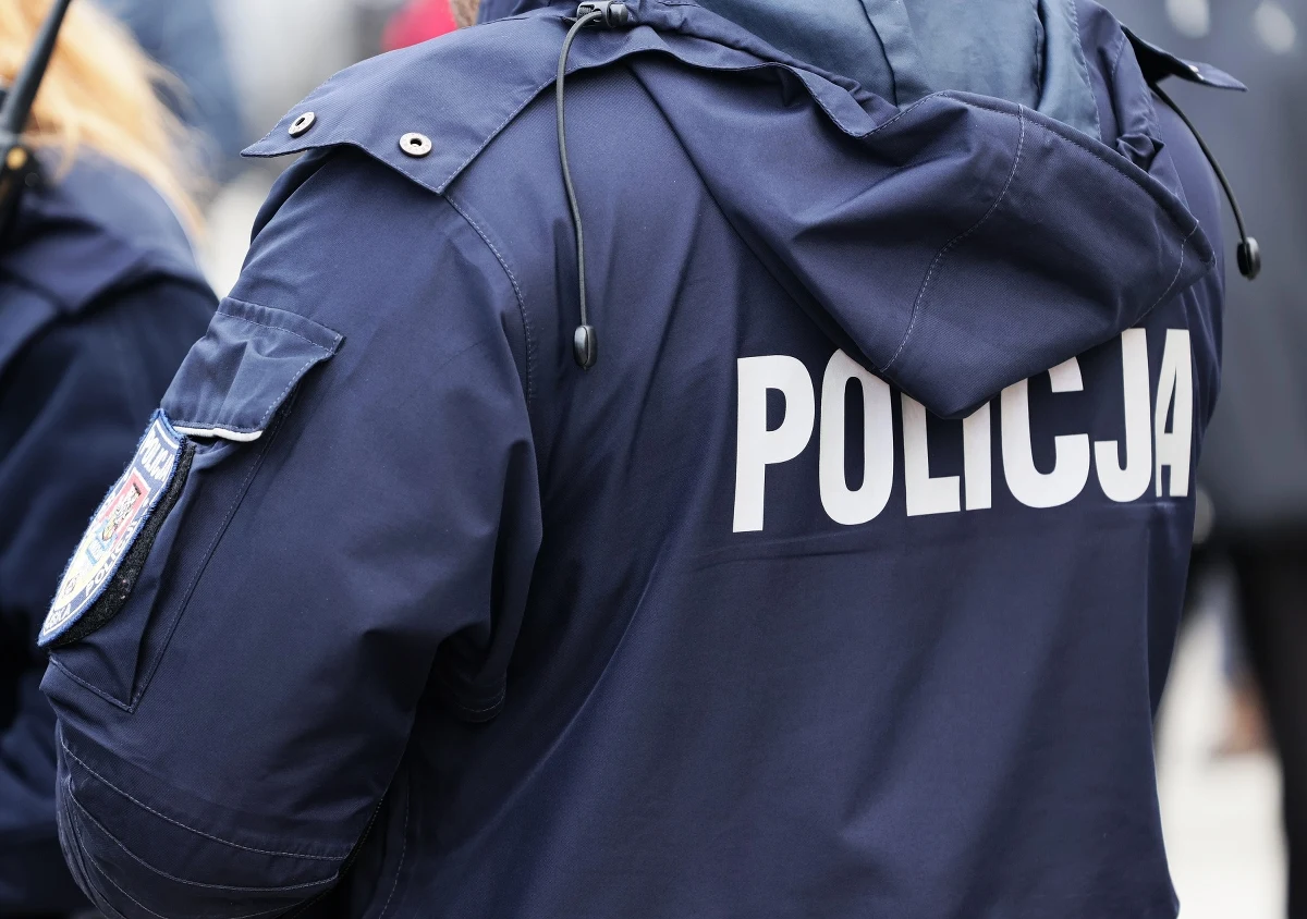 Prokuratura umorzyła śledztwo w sprawie śmierci 25-latka z pow. szydłowieckiego (Mazowieckie), który zmarł w trakcie policyjnej interwencji. Śledczy ustalili, że zgon mężczyzny nie miał związku z użyciem przez policjantów paralizatora. Mężczyzna zadławił się wymiocinami, był pod wpływem narkotyków.