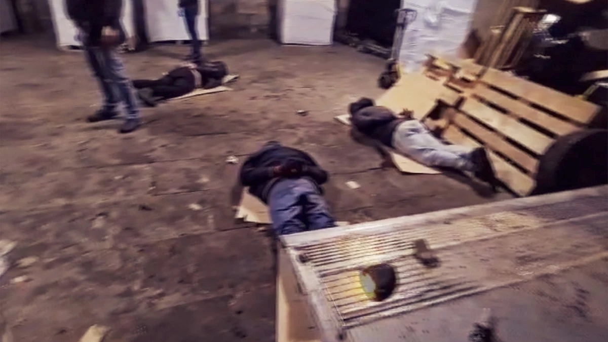 Zorganizowana grupa przestępcza zajmująca się przestępczością akcyzową rozbita. Zatrzymano pięciu mężczyzn, przejęto blisko 6 mln sztuk papierosów bez polskich znaków skarbowych akcyzy oraz ponad 13,5 ton tytoniu. Straty Skarbu Państwa szacowane są na ponad 20 mln zł.