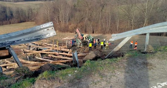 Policja wyjaśnia okoliczności wczorajszego wypadku w Leszczawie Dolnej na Podkarpaciu. Ciężarówka z drewnem przebiła tam bariery i spadła ze skarpy. 