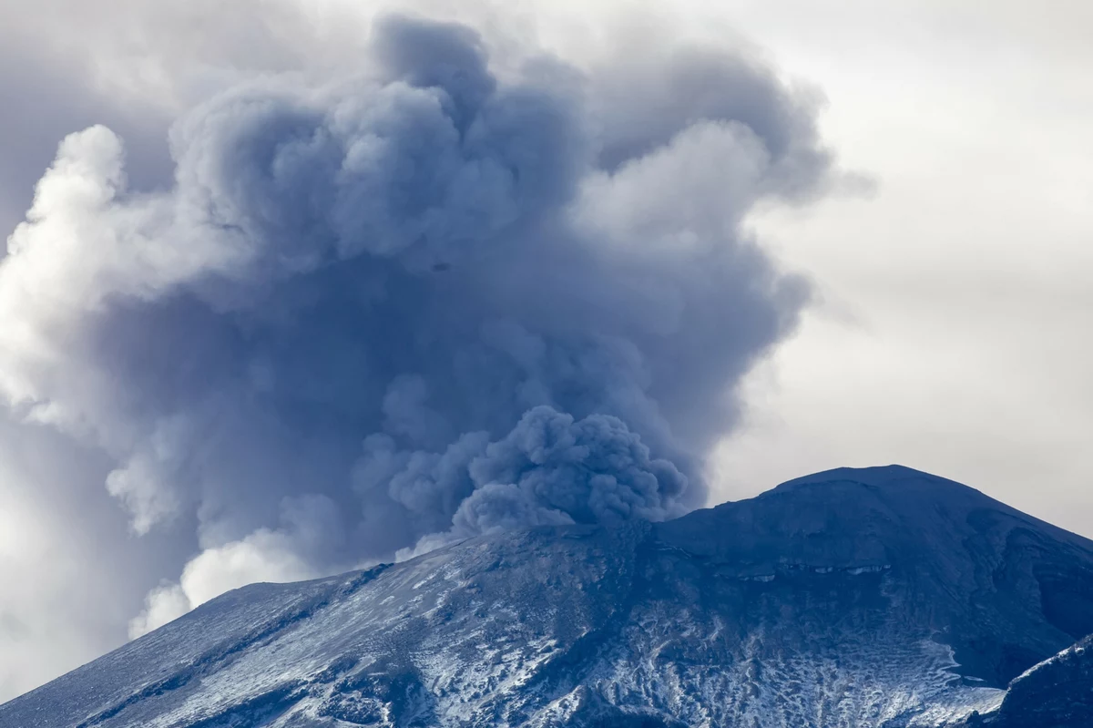 Meksykański wulkan Popocatepetl znów się przebudził. Na nagraniach w mediach społecznościowych widać, jak wyrzuca z siebie ogromne kolumny popiołu i dymu. Jak poinformował międzynarodowy port lotniczy w Meksyku, niektóre linie zdecydowały się odwołać loty. Władze ogłosiły alert drugiego stopnia.