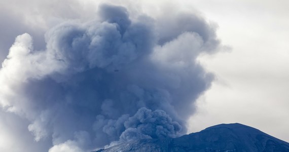 Meksykański wulkan Popocatepetl znów się przebudził. Na nagraniach w mediach społecznościowych widać, jak wyrzuca z siebie ogromne kolumny popiołu i dymu. Jak poinformował międzynarodowy port lotniczy w Meksyku, niektóre linie zdecydowały się odwołać loty. Władze ogłosiły alert drugiego stopnia.