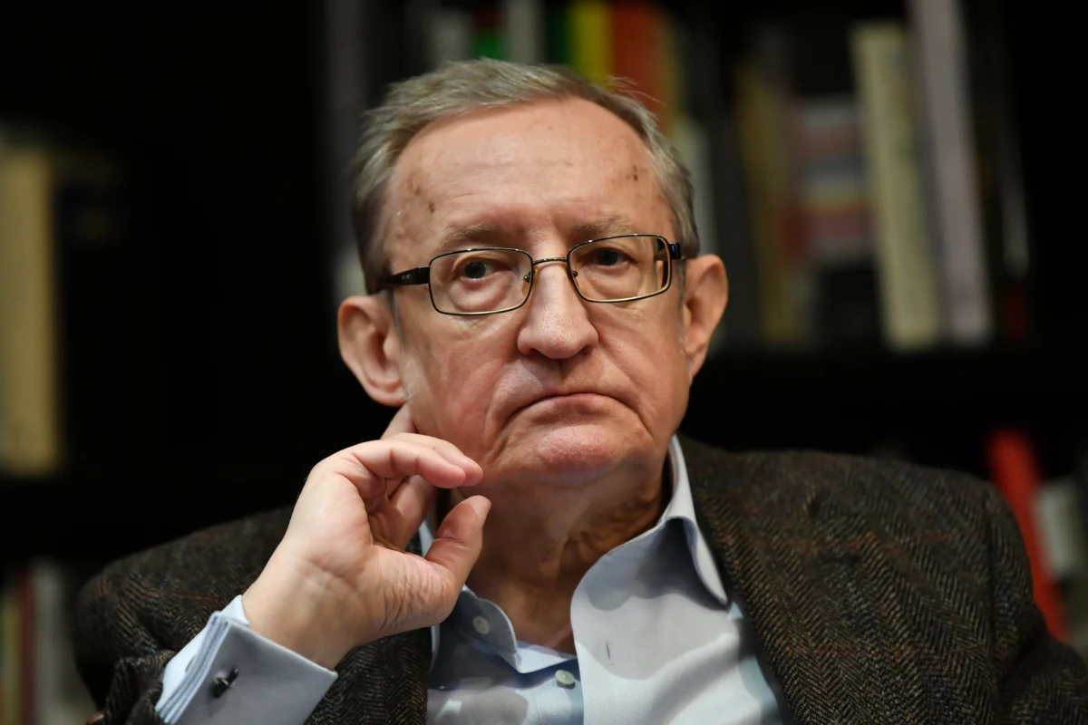 Zarzut powoływania się na wpływy u urzędników państwowych usłyszał były senator Józef Pionior. Były polityk skazany w przeszłości na półtora roku dozoru elektronicznego w sprawie o korupcję znów wpadł w ręce agentów CBA. 