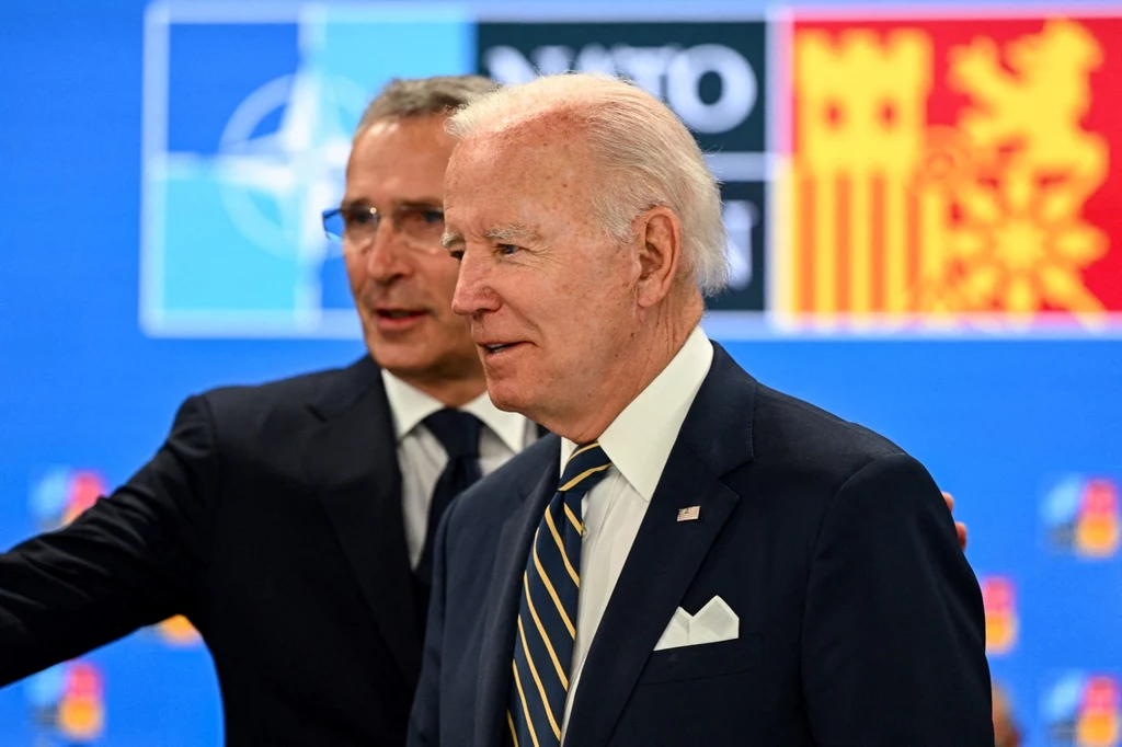 Prezydent USA Joe Biden, a w tle szef NATO Jens Stoltenberg